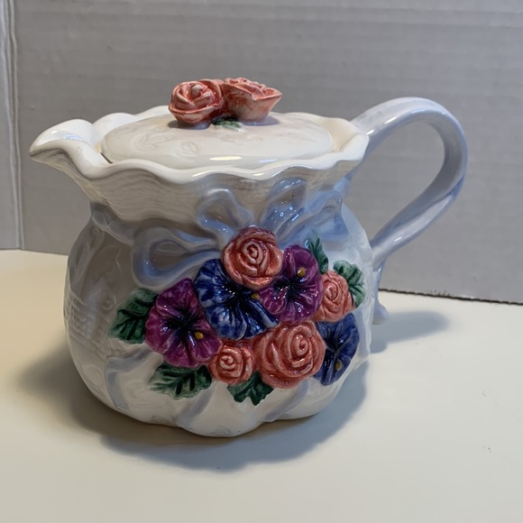Vintage floral relief tea pot & sugar bowl with roses and blue ribbon - Picture 5 of 7